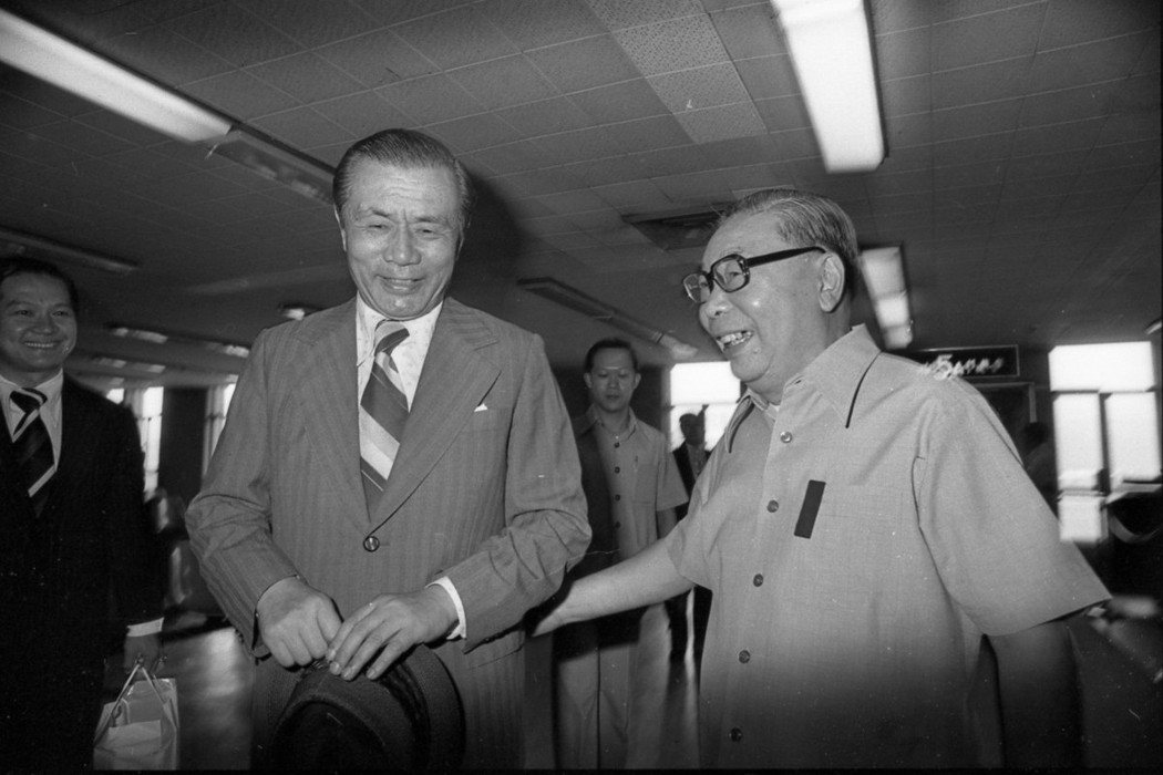 時任行政院長的蔣經國（右），與當時的經濟部長孫運璿（左），在第一次石油危機時成功...