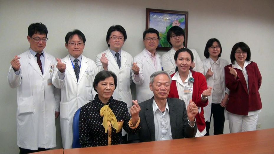 張陳續（前排左一）在高雄長庚醫療團隊先後移植肝腎，如今健康恢復良好。記者王昭月／攝影