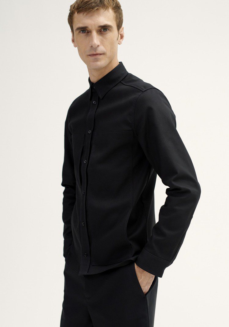 超模Clement Chabernaud身穿H&M 2018春夏Studio系列斜紋布拼貼口袋襯衫3,999元。圖／H&M提供