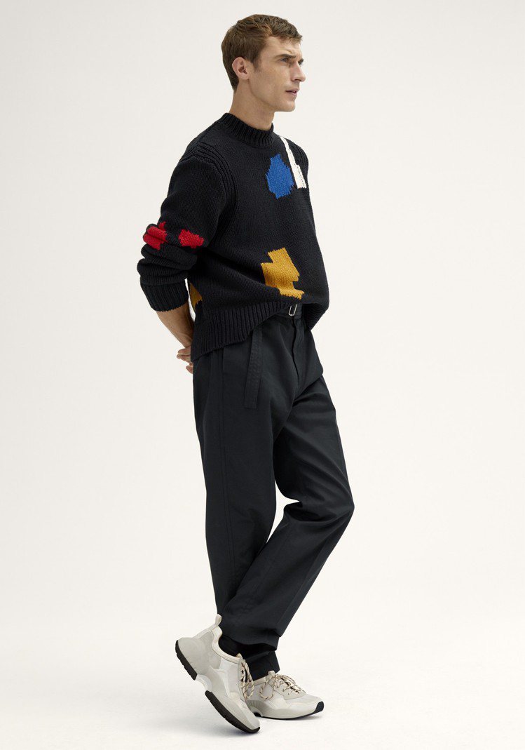 超模Clement Chabernaud身穿H&M 2018春夏Studio系列毛線上衣3,499元、綁帶打褶長褲2,499元。圖／H&M提供