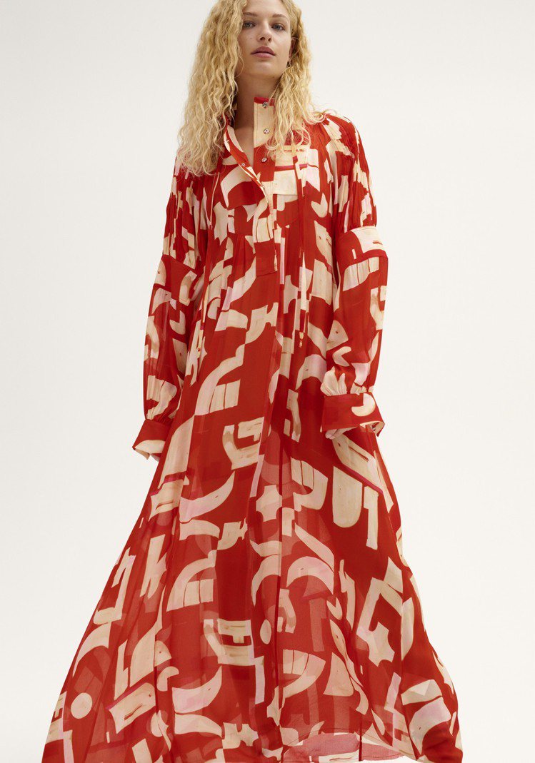 女模演繹H&M 2018春夏Studio系列磚紅色幾何圖案長洋裝5,999元。圖／H&M提供