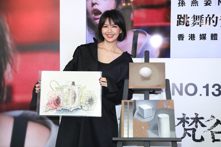 孫燕姿穿著CÉLINE夏季黑色羊毛大衣，出席香港的唱片發表會。圖／環球音樂提供