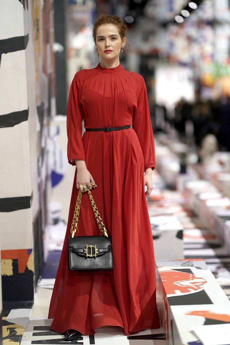 柔伊德區2018早秋的紅色洋裝超級搶眼。圖／Dior提供
