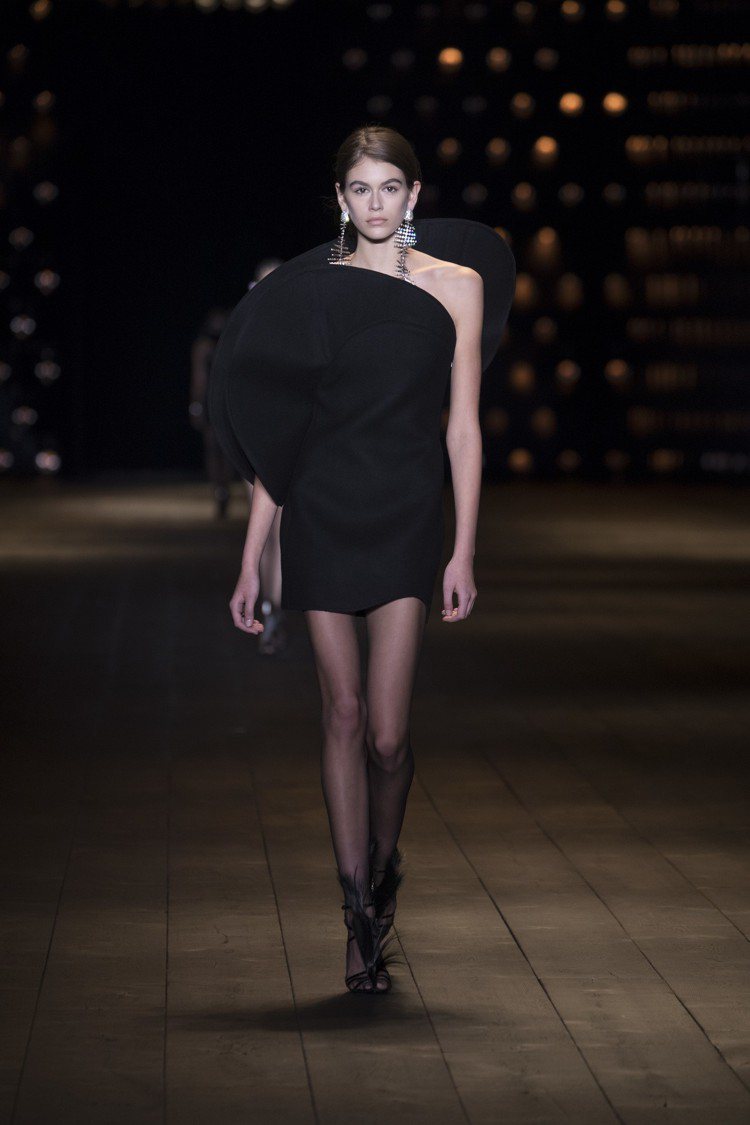 浮誇的輪廓讓黑色洋裝顯得迷人有個性。圖／Saint Laurent提