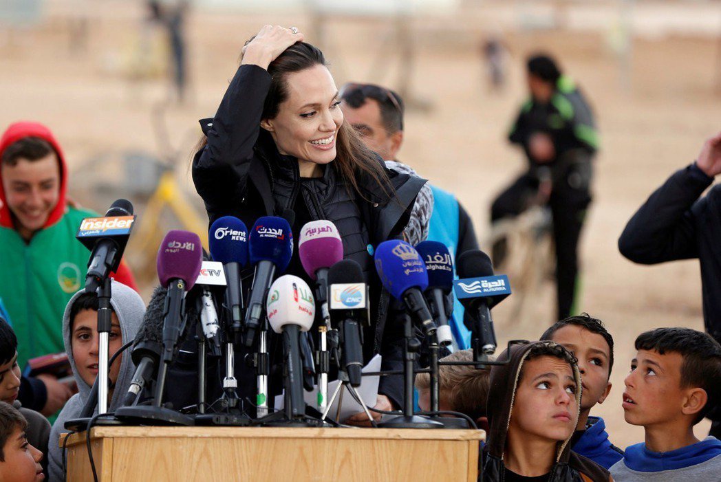 好萊塢女星安潔莉娜．裘莉任聯合國難民署大使，今年初造訪約旦扎塔里難民營。 圖／路...