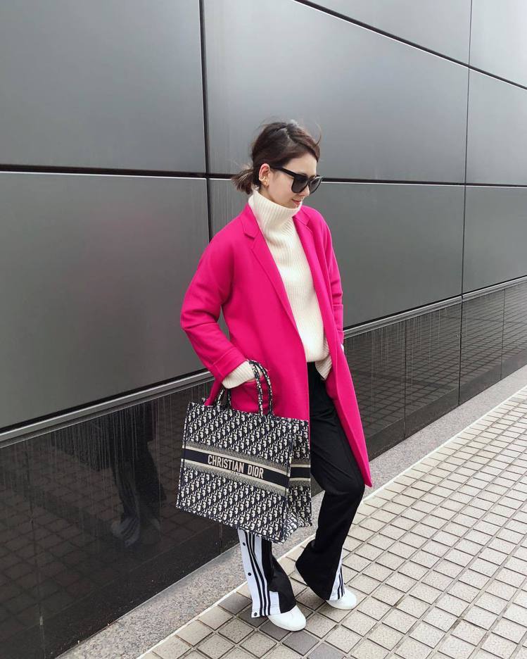 Melody在新春時節已喜氣的桃紅色系外套搭襯Dior Book Oblique 藍色帆布托特包。圖／取自臉書