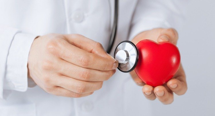 醫師提醒，主動脈瓣膜發生狹窄，會因為血液難以從心臟輸出而使血壓降低，不少同時罹患...
