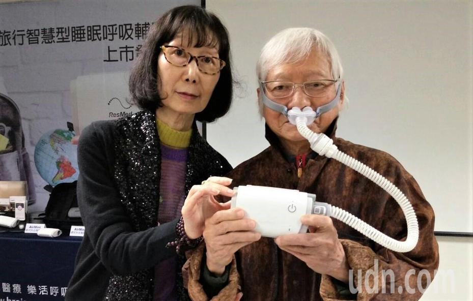 台灣現代攝影第一人柯錫杰大師幾年前開始接受睡眠呼吸輔助器治療，曾在旅外時因商務艙行李過重，被迫要把呼吸輔助器從行李箱拿出來當手提行李以減輕重量。記者羅真／攝影