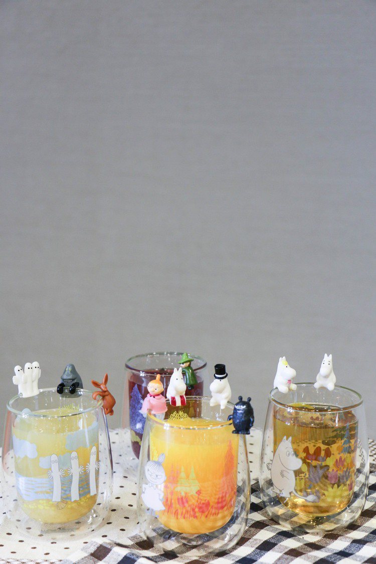 搭配不同顏色的果汁，雙層玻璃杯更繽紛。圖／謝欣倫攝影