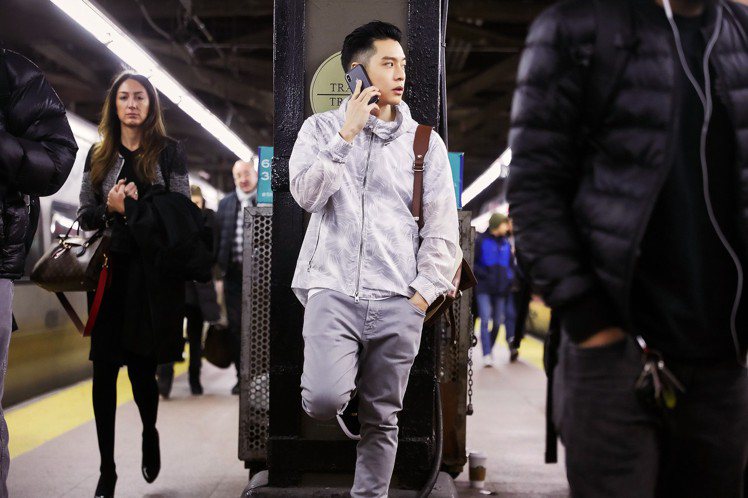 輕盈俐落的春裝在紐約地鐵顯出存在感。圖／MICHAEL KORS提供