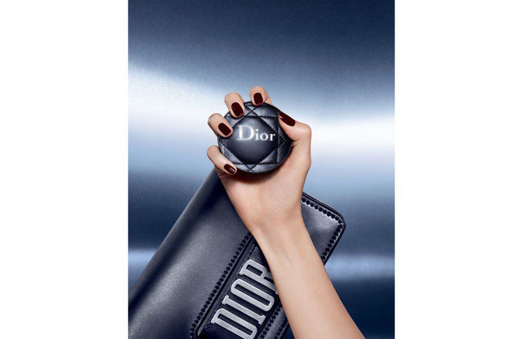 Dior完美持久氣墊粉餅限量皮革質感訂製版，外殼設計以皮質演繹品牌經典代表的「藤格紋」，1,950元。圖／摘自Dior官網