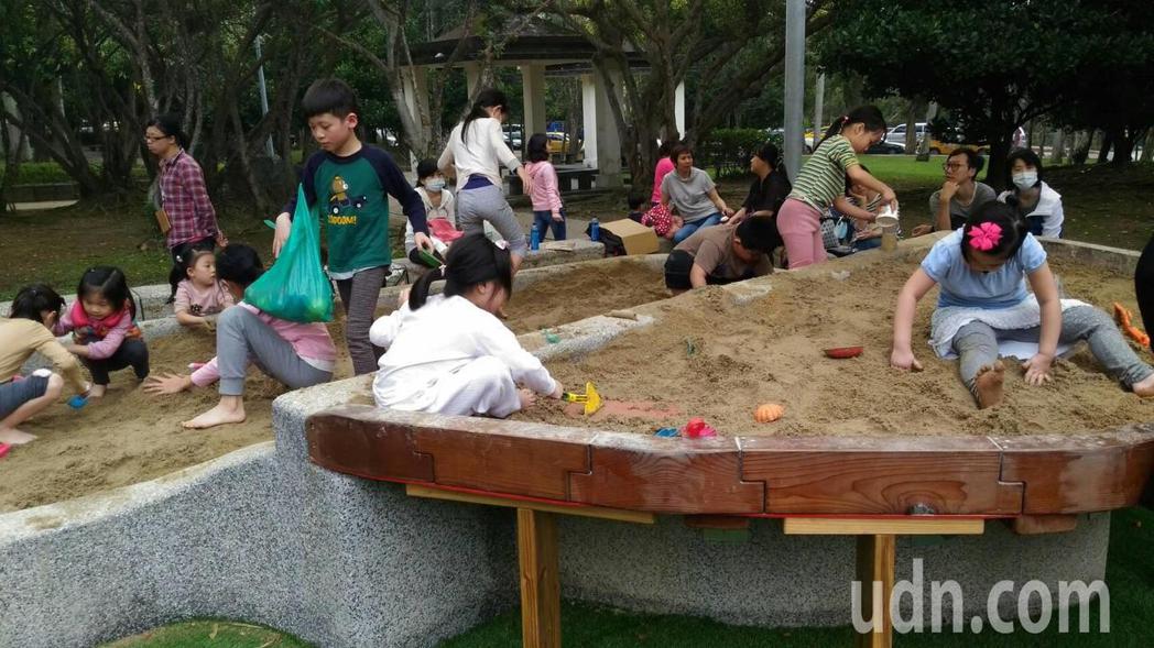 複合式沙坑台讓不同年齡層的小朋友都可快樂玩沙。記者莊琇閔／攝影