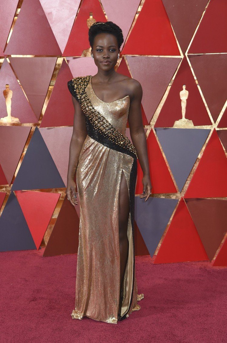 Lupita Nyongo的Calvin Klein禮服則是用不對稱的肩線設計帶出異國風情。圖／美聯社