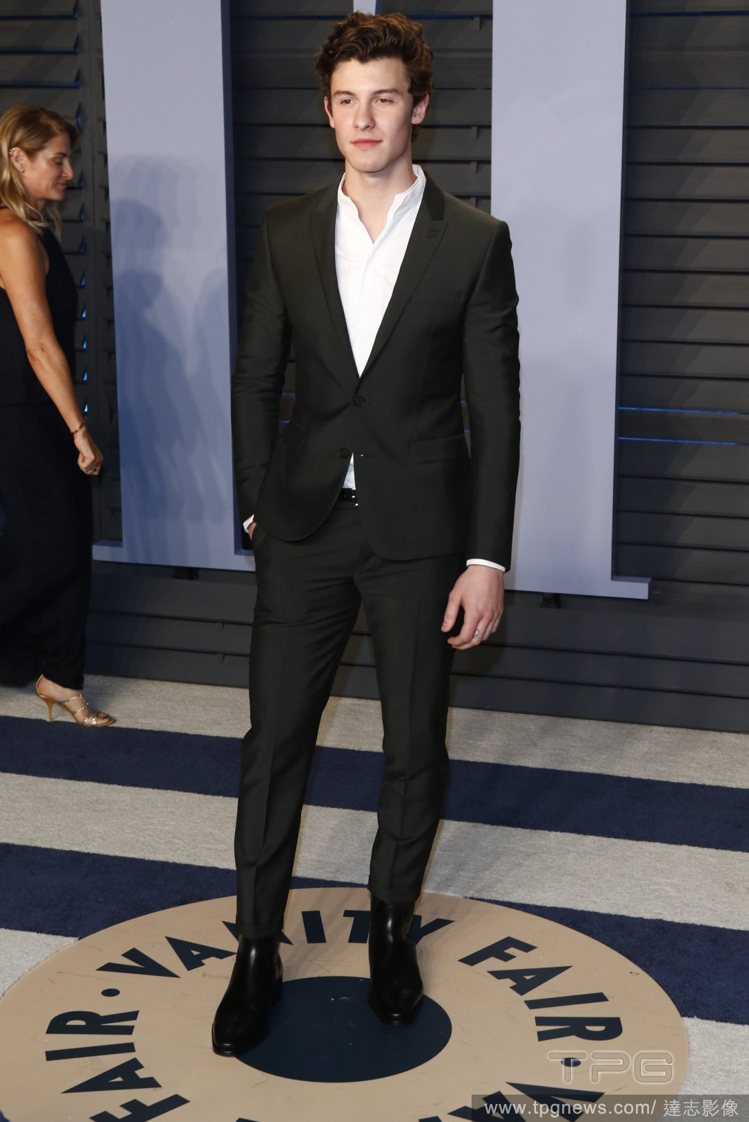 歌手Shawn Mendes雖是黑西裝造型，但是不打領帶，看來既輕鬆又自在。圖／...