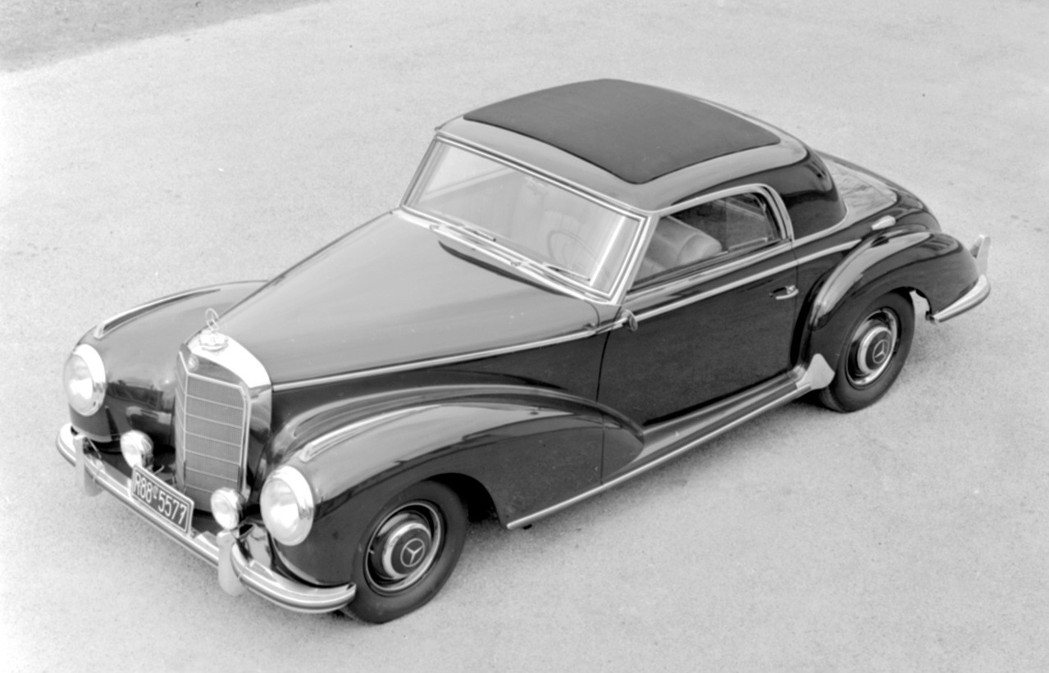 1952年 Mercedes-Benz 豪華雙門轎跑首度冠上「S」之名，以 30...