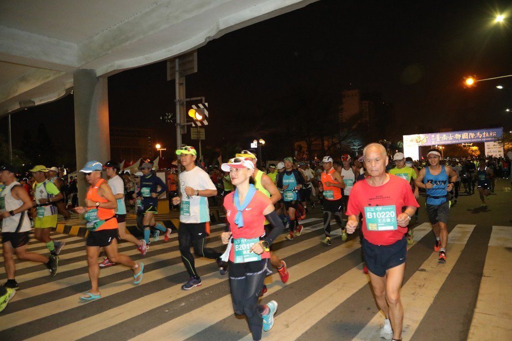 台南古都國際馬拉松賽日前在台南市府前起跑。 圖／台南市府提供