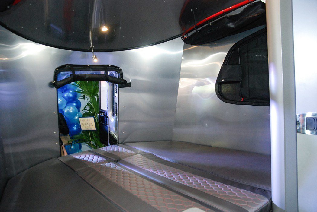 Airstream Basecamp 為標準雙人床位，車尾後方具有可開啓式尾門，...