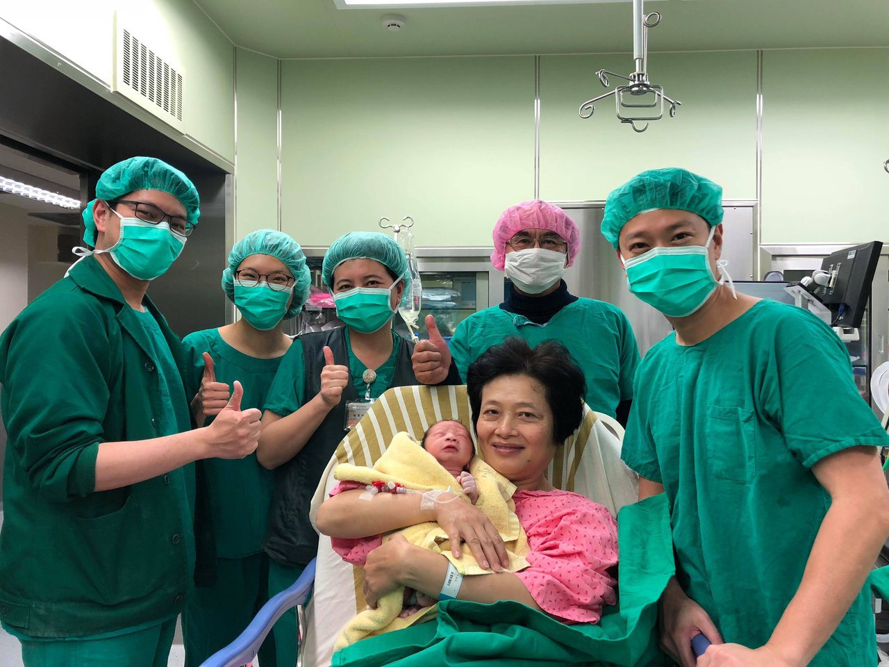 吳姓婦人為台灣第二高齡的產婦，在62歲時，自然產下第二個寶寶，醫師指出，高齡產婦比率越來越高，應與產檢醫師密切配合，確保懷孕過程中母親與胎兒的健康。長庚醫院/提供