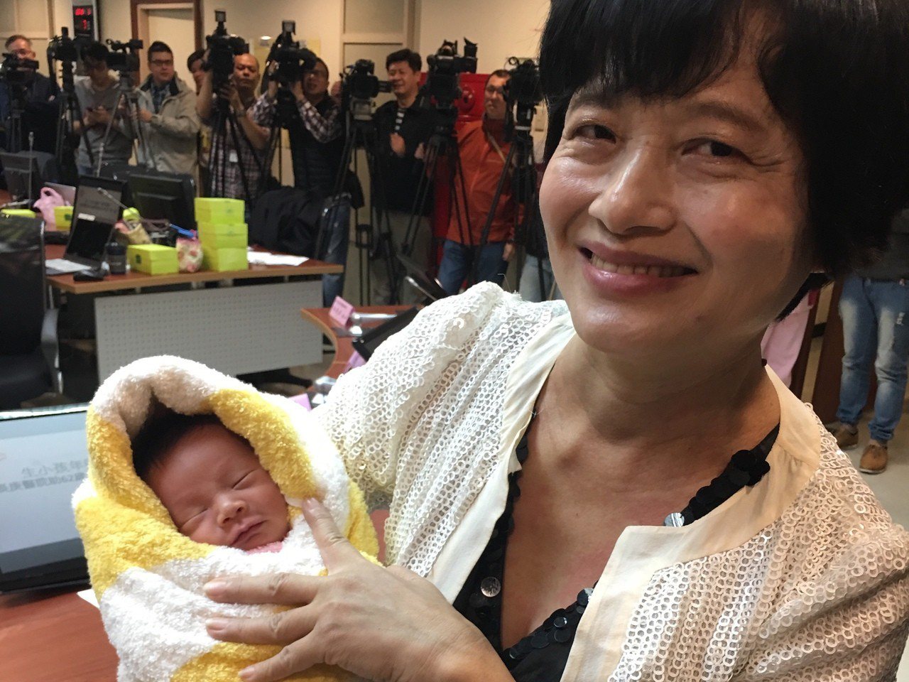 62歲吳女士自然產下第二胎，高齡得子讓全家都很開心。　記者鄧桂芬／攝影