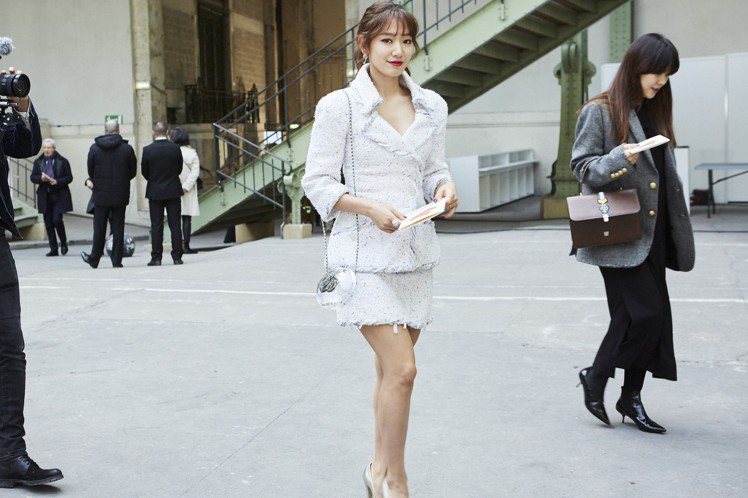 韓國女星朴信惠以一身白色亮片斜紋軟呢套裝穿出淑女風。圖／香奈兒提供
