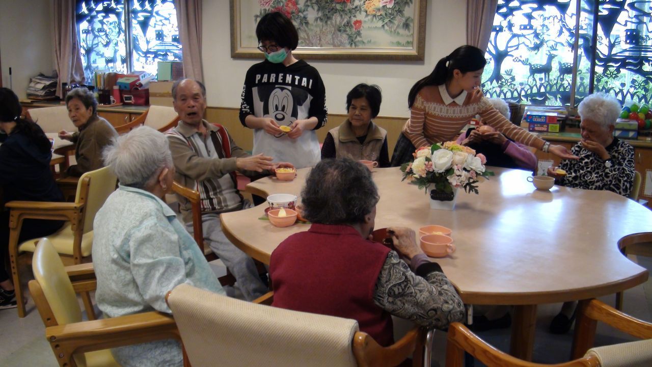 中華聖母基金會開辦的「聖愛家園失智症日間照顧中心」，目前有廿四名長輩，有三分之一來自老老照顧家庭。<br />記者王慧瑛／攝影
