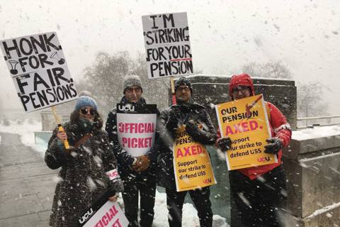 「為了你的退休金而戰」，在大風雪中響應罷工的行動者們。 圖／UCU官方臉書