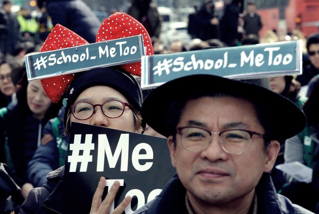 南韓教育部在8日做出決定，對目前國、高中的民編教科書中，包括高銀在內等多位性騷擾...