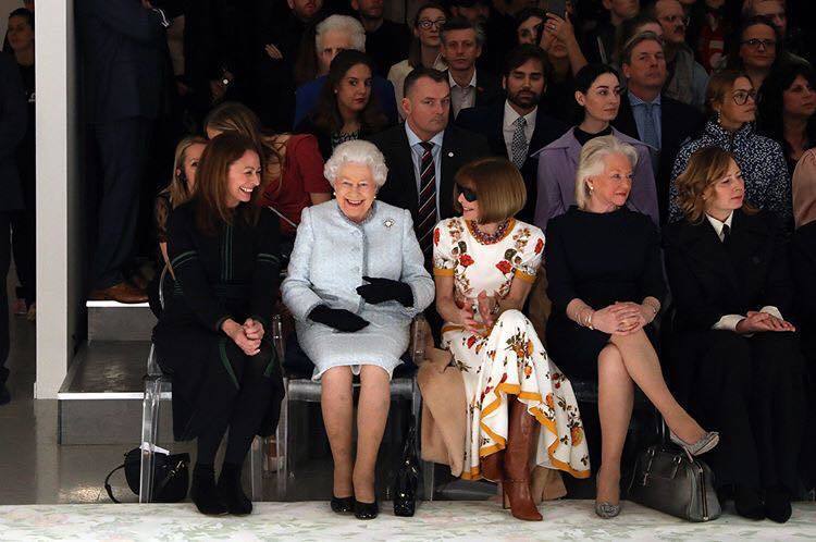日前英國女王與安娜溫圖同場看秀的時候，安娜溫圖首檔配戴的就是 Ralph Lauren以馬蹄笑的Stirrup腕表。圖／取自IG @britishfashioncouncil