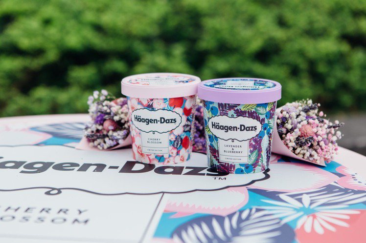 櫻花冰淇淋(圖左)、薰衣草藍莓冰淇淋(圖右)。圖／哈根達斯提供