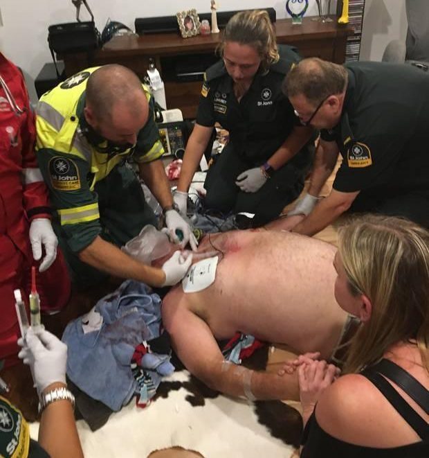 女友給窒息的男友做氣切手術，幫助脫離險境，驚險萬分地挽回一命，救護人員做進一步救治。