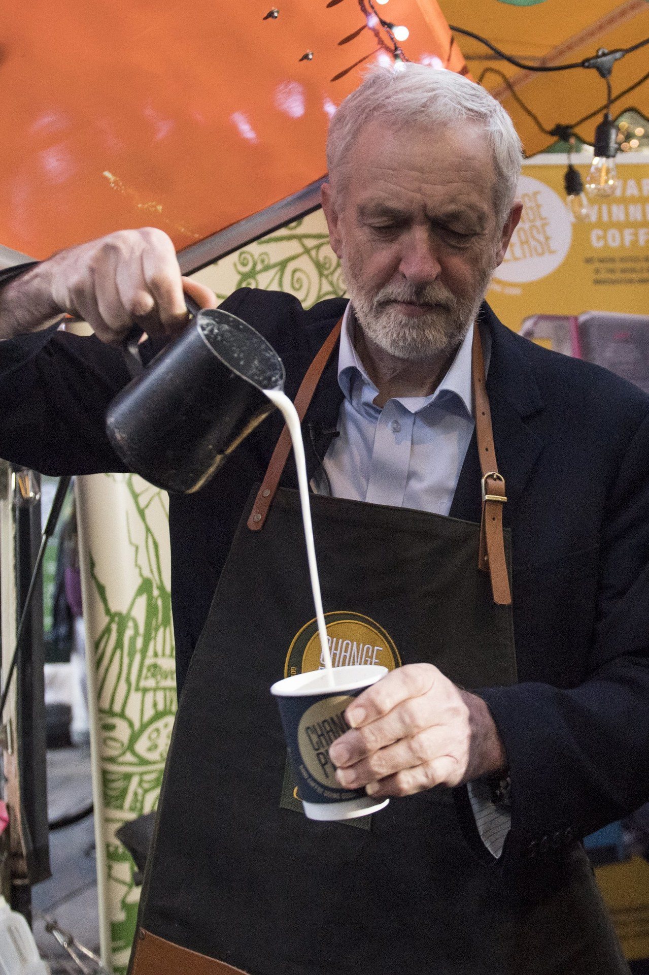 英國工黨黨首柯賓客歲12月也到場change please員工，在陌頭煮咖啡。歐...
