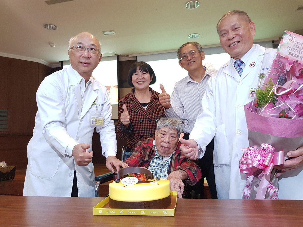 台南市立醫院今天為食道裂孔橫膈疝氣患者慶生。記者修瑞瑩/攝影