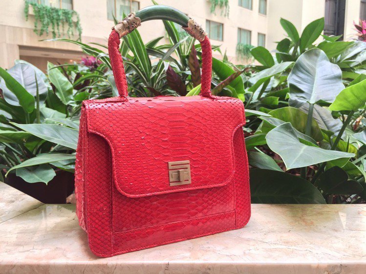 紅色玉鐲提包，原價76,000元、特價22,800元。圖／記者楊詩涵攝影