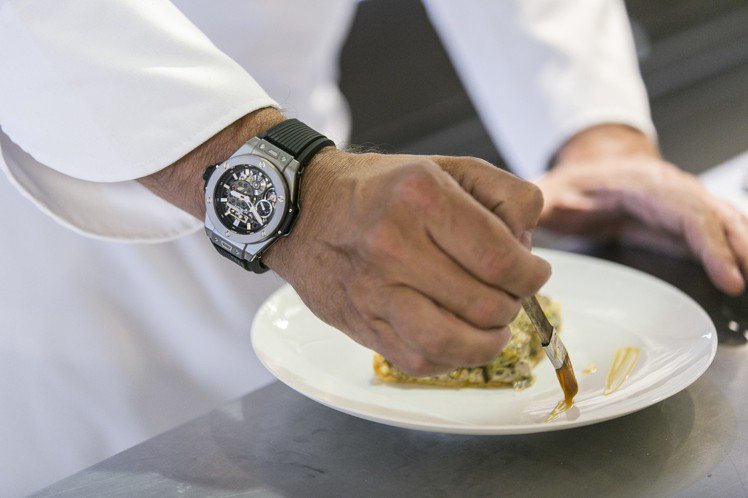 三星名廚亞尼克在施展廚藝時，配戴了Big Bang Meca-10鈦金屬腕表。圖／Hublot提供