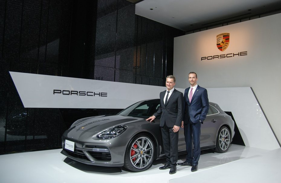 圖左為Porsche AG 海外銷售事業部副總裁Matthias Becker，右為台灣保時捷總裁 Maryin Limpert。 記者林鼎智／攝影
