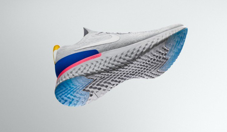Nike Epic React Flyknit慢跑鞋，白色鞋身，約5,000元。圖／Nike提供