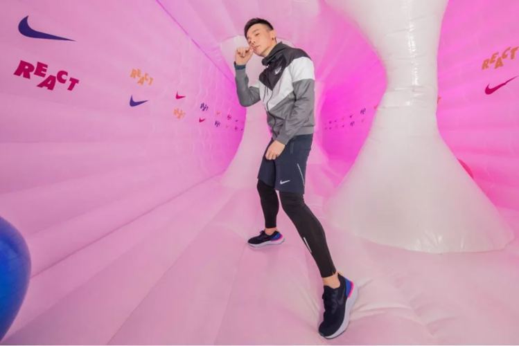歌手李榮浩也率先穿上Epic React Flyknit慢跑鞋。圖／Nike提供