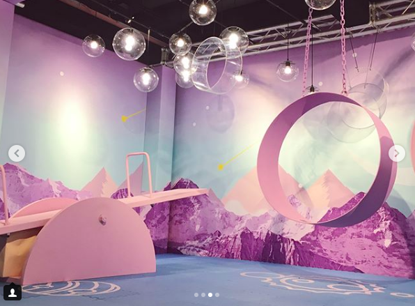 新光三越台南小西門B1F微藝廊推出「搖擺奇幻星球」主題展，成為新的打卡點。圖／摘自IG：yannyann810