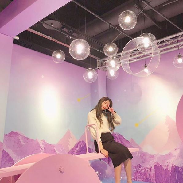 新光三越台南小西門B1F微藝廊推出「搖擺奇幻星球」主題展，粉紫色的空間相當夢幻。圖／摘自IG：lala_tatoru