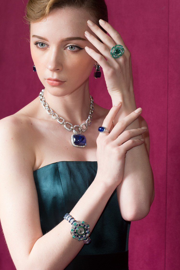 模特兒展示BVLGARI FESTA係列寶格麗頂級珠寶，其中180克拉的藍寶石項鍊，約1億8,460萬元，是全場最高價。圖／記者陳立凱攝影