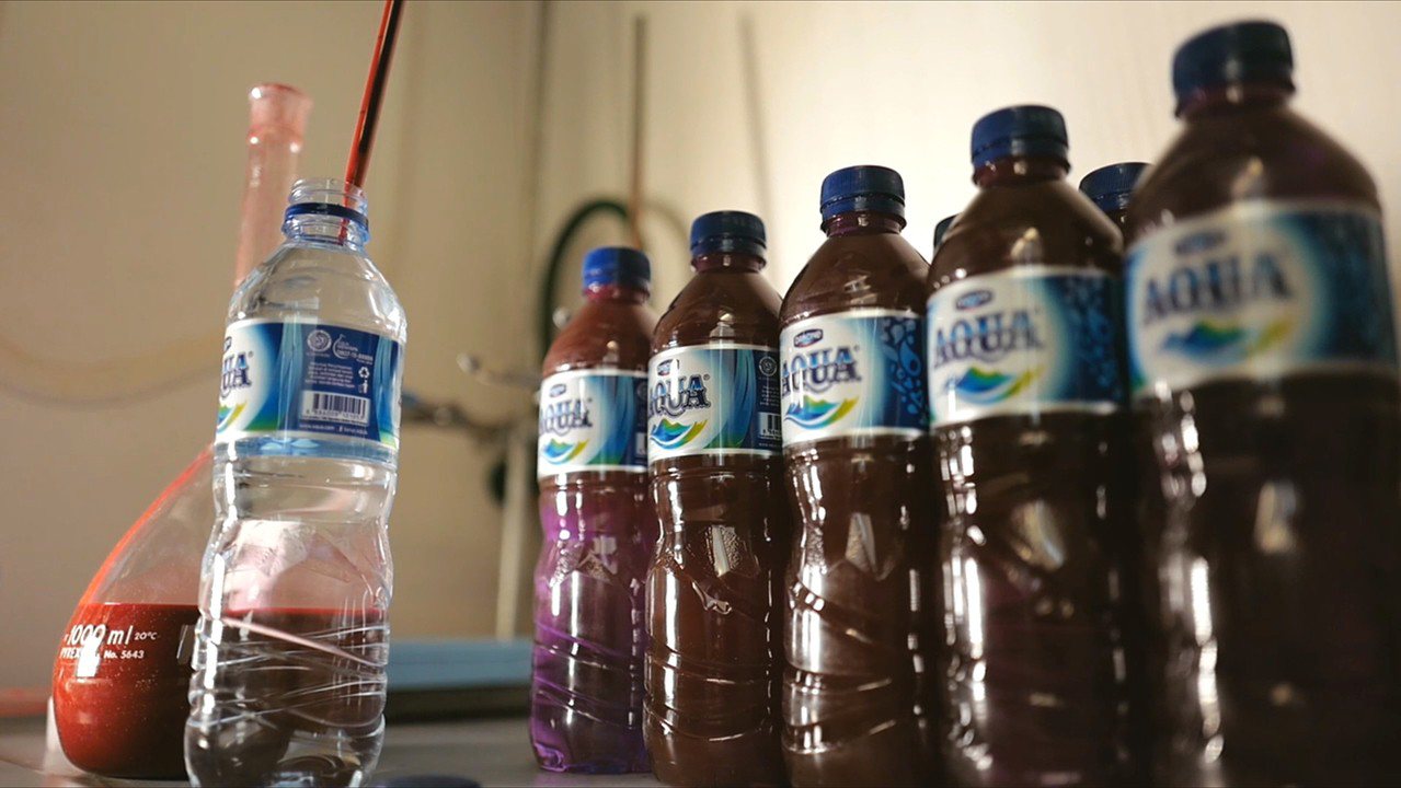 美國科學家對11個品牌、共259罐瓶裝水進行檢測，結果發現居然有93%含有塑膠殘留物。翻攝Orb Media