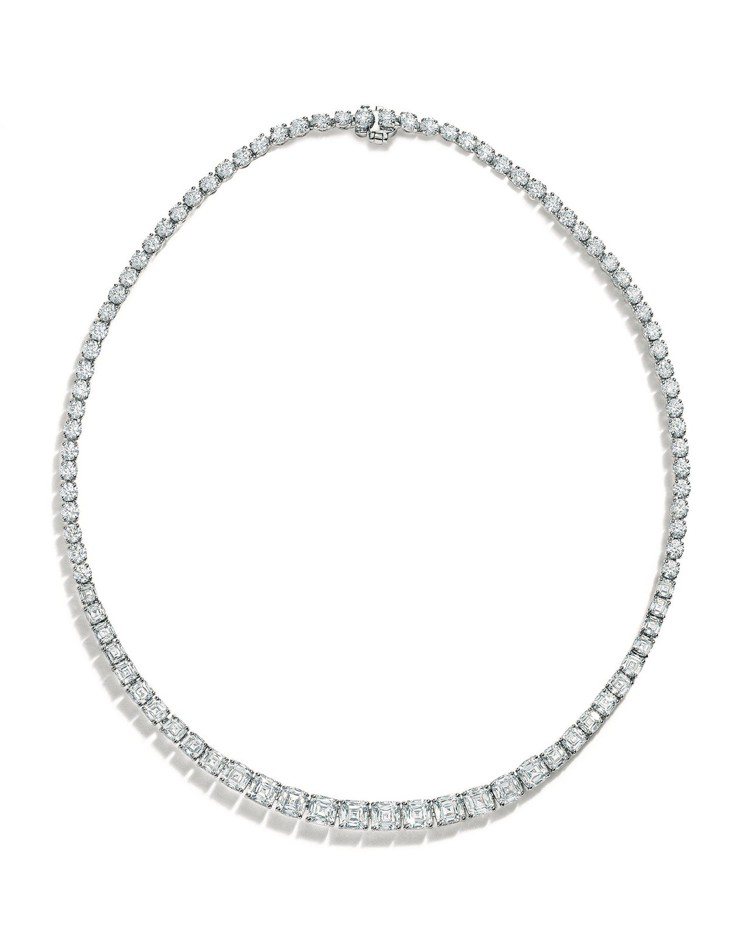 Tiffany鉑金鑲嵌總重36.09克拉枕形與圓形切割鑽石項鍊，1,543萬元。圖／Tiffany提供