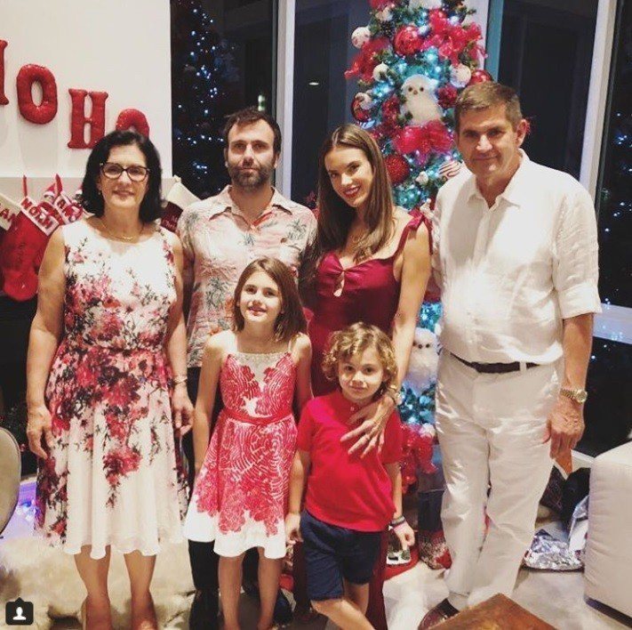 Alessandra Ambrosio最近一次曬出全家福是在去年耶誕節。圖／摘自...