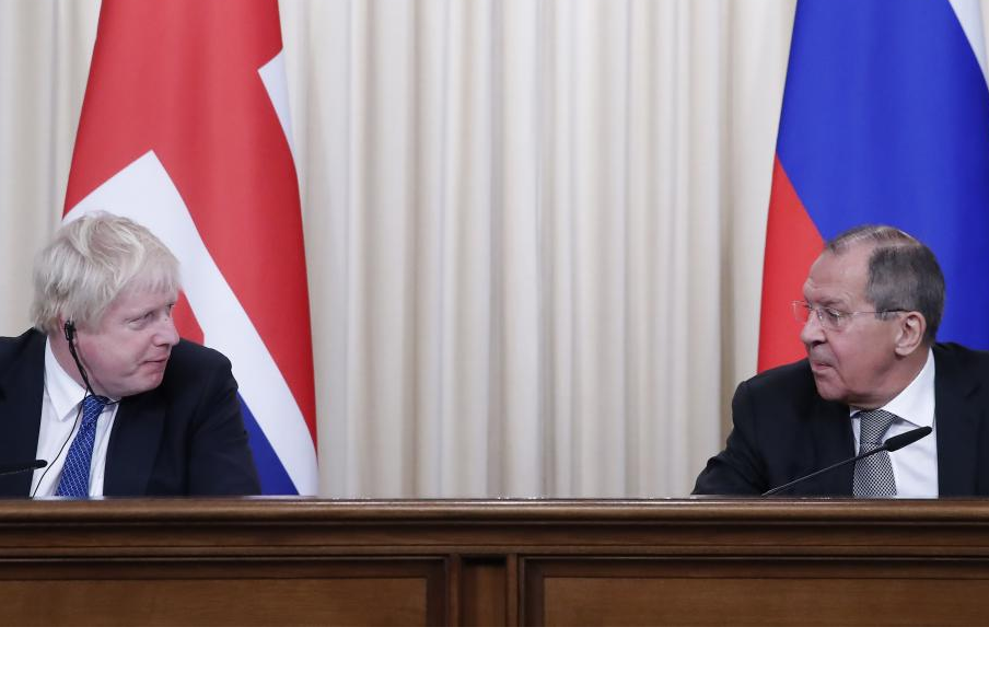 英國外相強森（左）和俄國外長拉夫羅夫，最近因為間諜案關係緊張。 圖／路透