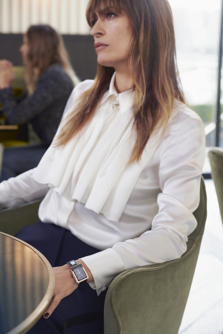 超模洛琳德麥格雷特配戴香奈兒BOY∙FRIEND鏤空腕表，展現法國女人的時尚態度。圖／Chanel提供