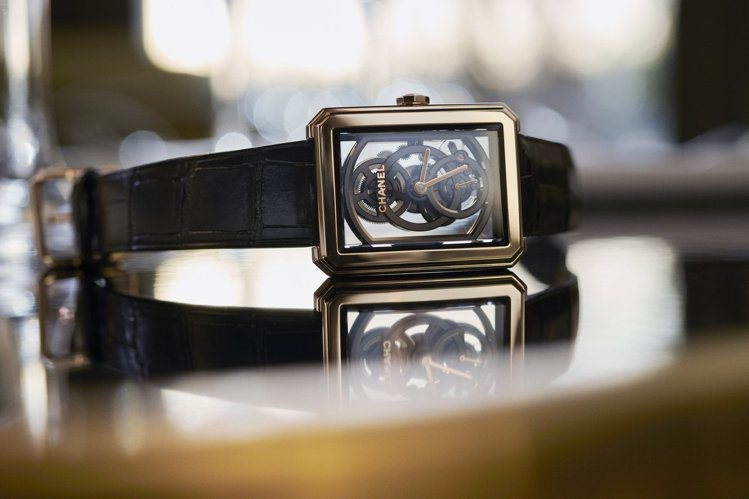 香奈兒BOY∙FRIEND鏤空腕表，搭載品牌自製的第3只機芯。圖／Chanel提供