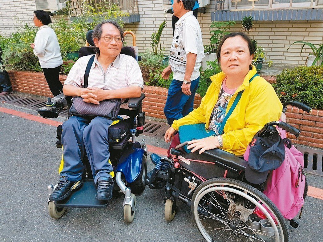 台南安平二期國宅住戶吳朝農夫妻都是身障，面對海砂屋改建需自費，相當無奈。 記者修瑞瑩／攝影