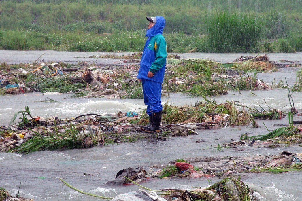 現今多數污染事件，主要來自於過去河岸垃圾棄置場對塑膠垃圾的容忍。圖為宜蘭大雨後，大礁溪水沖出30年前的陳年垃圾，攝於2012年6月。 圖／聯合報系資料照