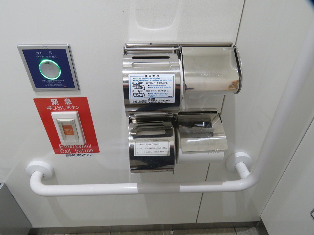 日本廁所內常見設置多個廁紙捲桶，降低使用者沒有廁紙可用的機率。 圖／聯合報系資料...