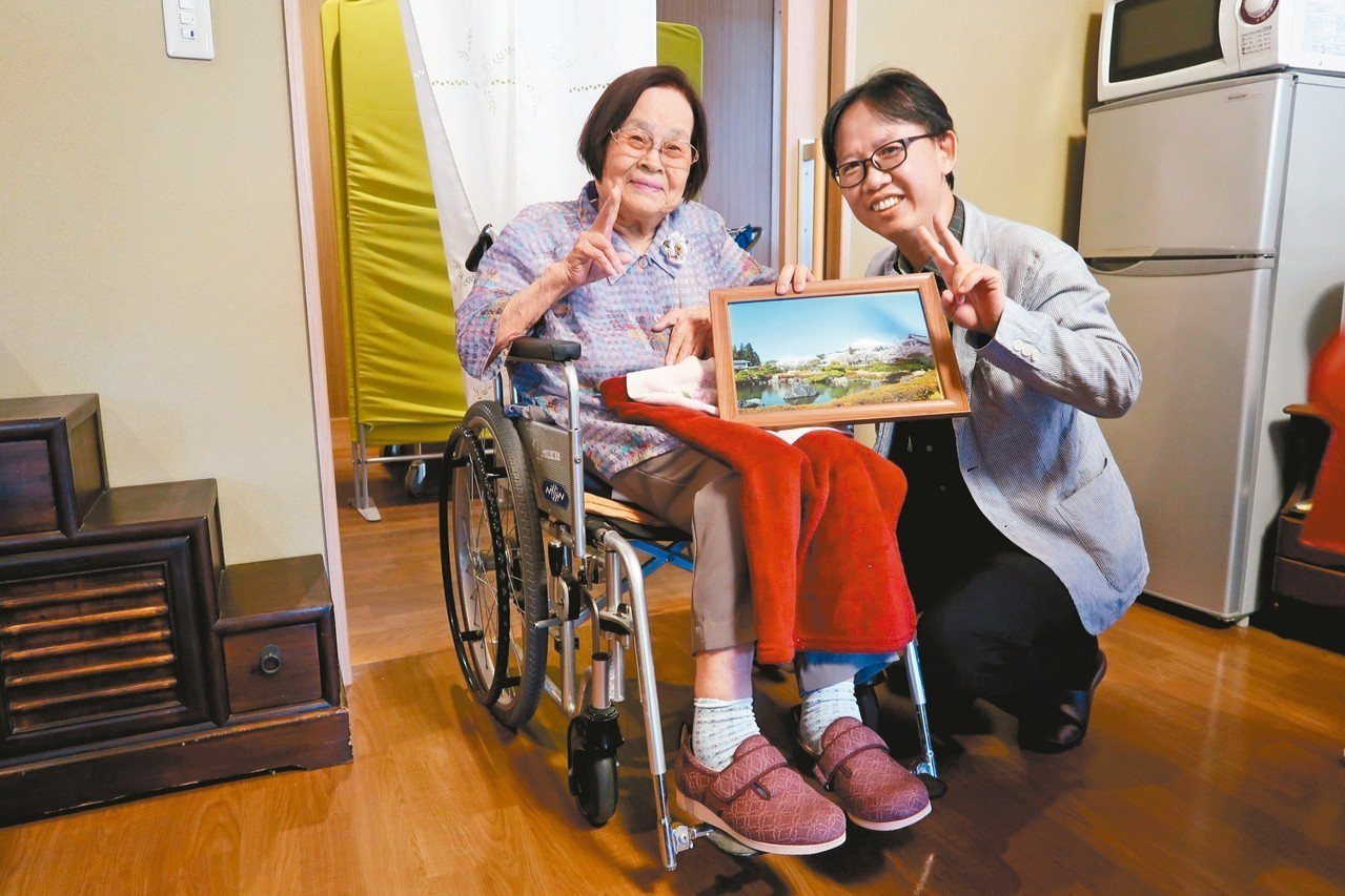 在高崎花水木寮見學時，一位白髮奶奶推著輪椅過來，送我一幅富士山的照片，並且熱情介紹機構空間與生活總總。